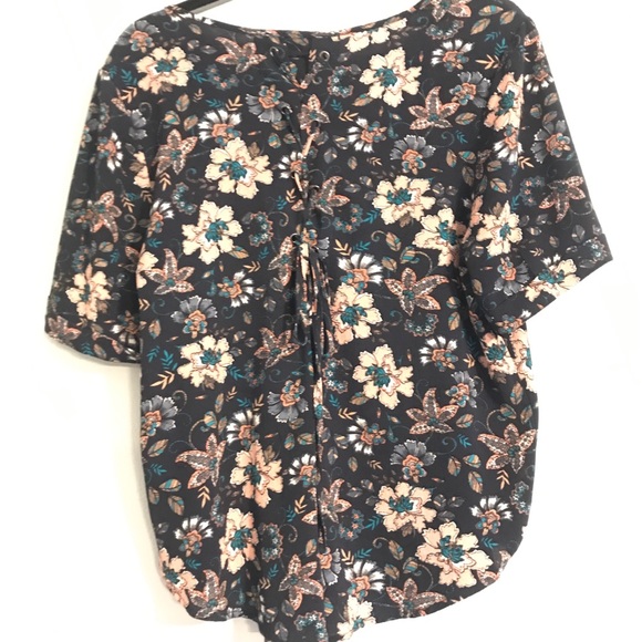 ๐HP๐ NWOT Floral top w/ lace up back - Picture 2 of 7